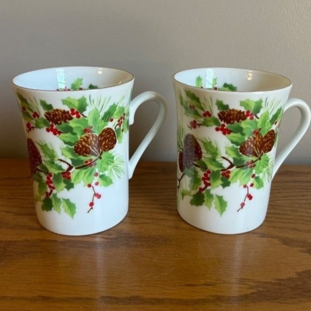 Vintage Otagiri Christmas Holly Berry Pinecone Ceramic Mugs Japan Set of‎ 2